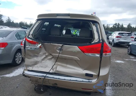 2012 Toyota Sienna Xle V6 8 Passenger z USA, uszkodzony, nr VIN 5TDYK3DC9CS221195